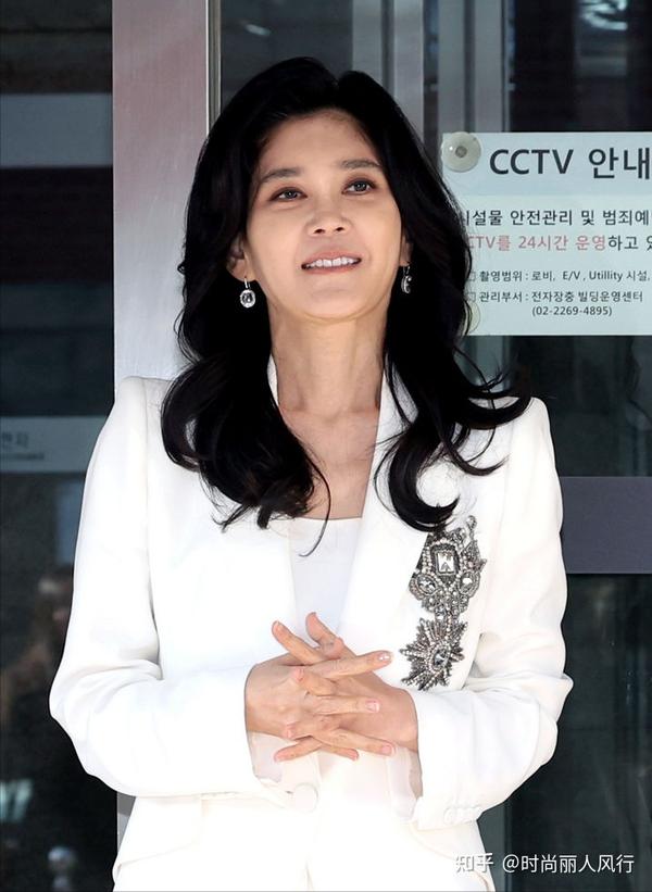 53岁三星长公主李富真最新亮相美翻！白套装配钻石胸针，气质绝了 - 知乎