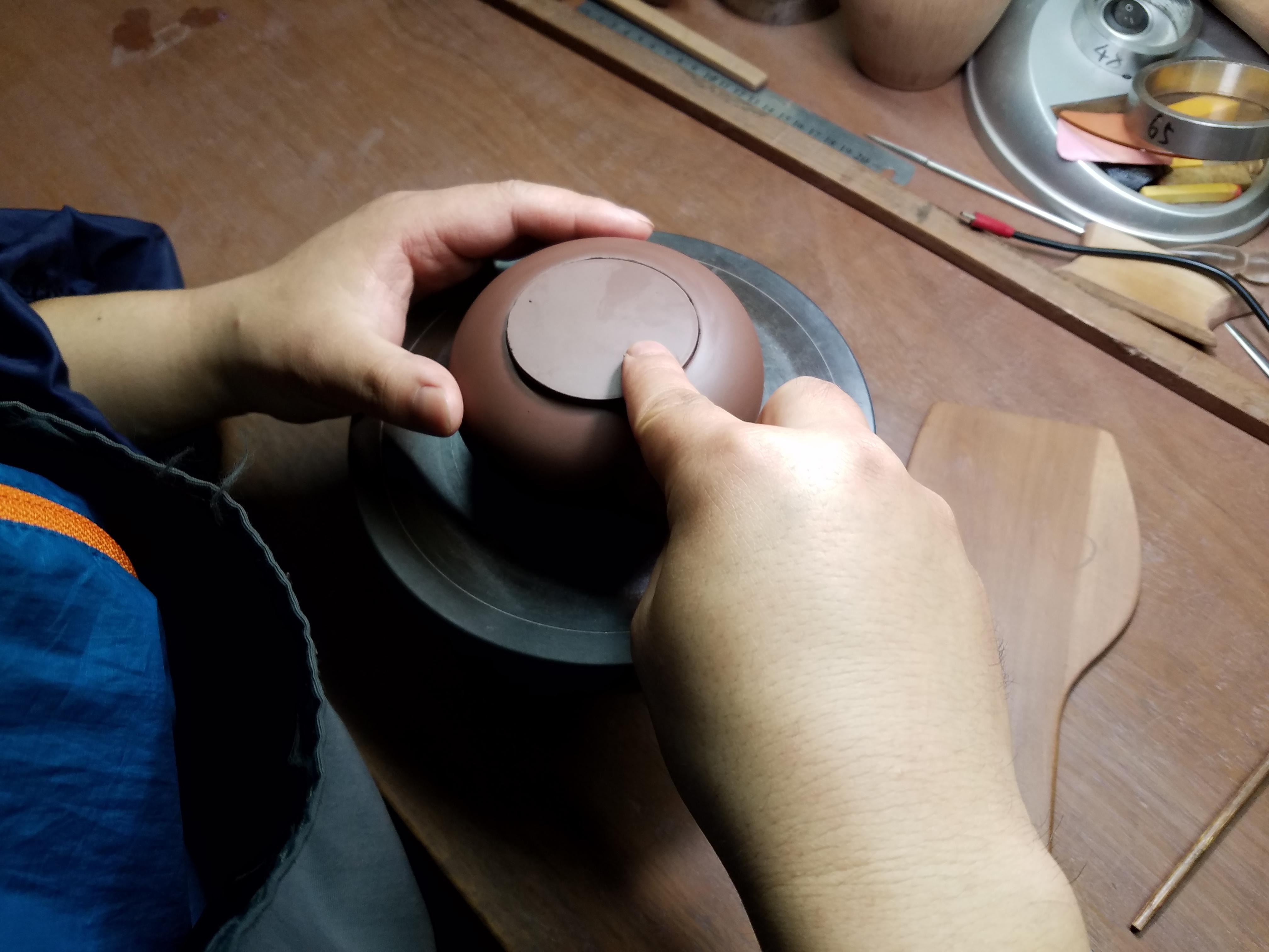 坚持古法全手工泥条拍打法制作紫砂壶