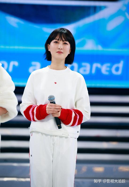 开心麻花女演员挨批把国旗说成被窝还捂嘴笑搭档吓坏忙补救