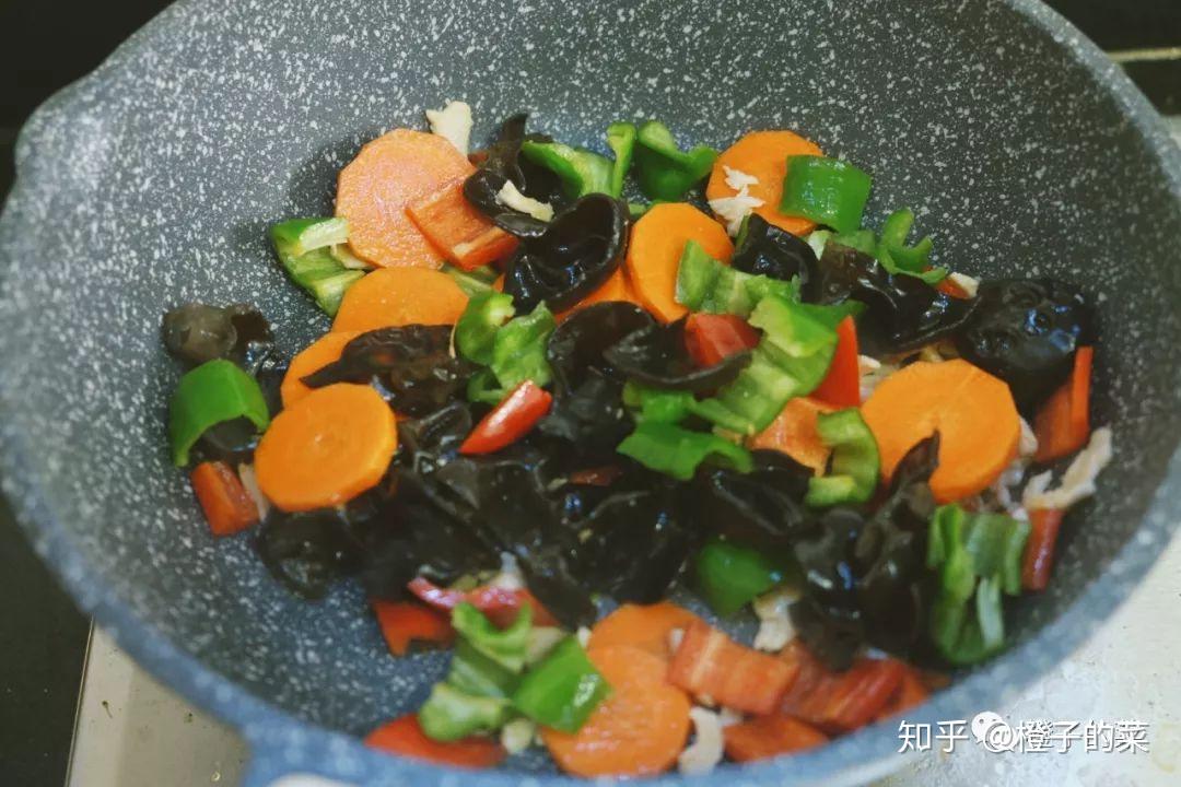 1. 雞胸肉切小片,木耳洗淨,胡蘿蔔,青紅椒切塊,蔥蒜切碎.2.