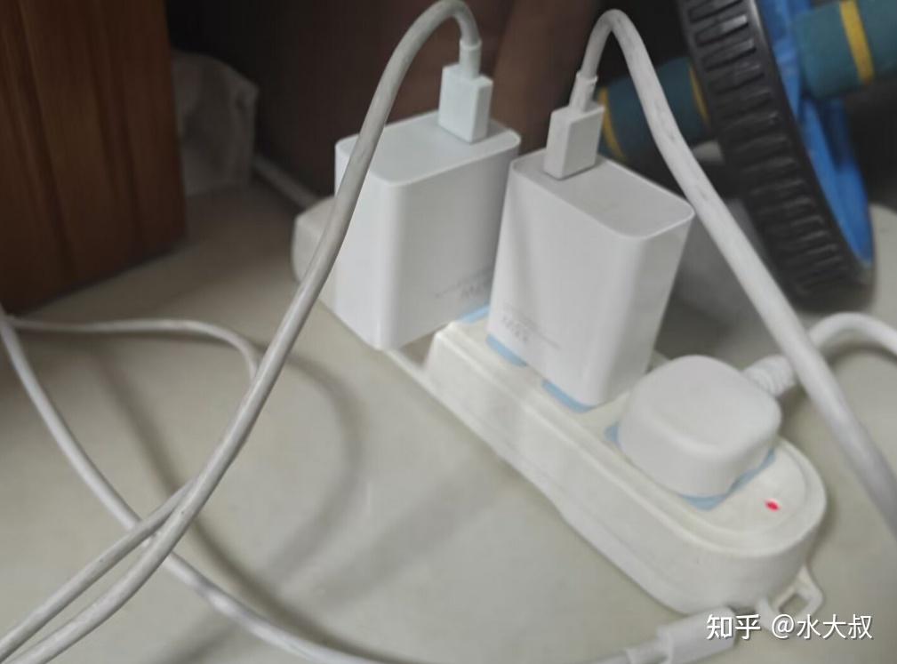 还敢长期不拔充电器?第一种后果根本无法承受,看完提醒家人 - 知乎