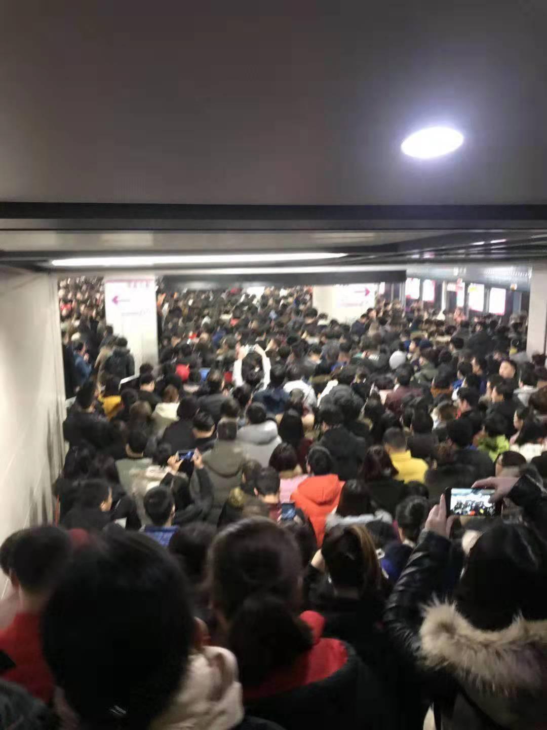 工作日在上海挤地铁，挤爆了。_哔哩哔哩_bilibili