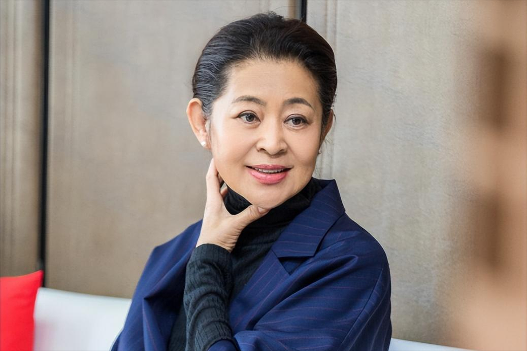 倪萍是实至名归的央视一姐,主持过13届春晚,不仅专业能力过硬,应变