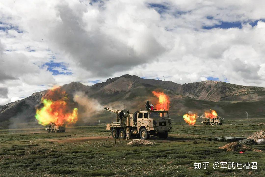 印军又在边境搞事巨幅国旗安装在拉达克高山还用直升机摆造型