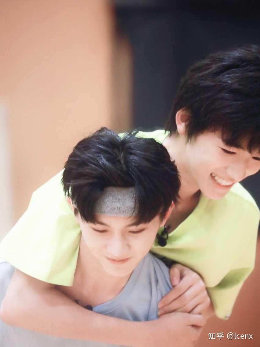 请问有没有宋亚轩马嘉祺一起的照片他俩真好依赖和陪伴着