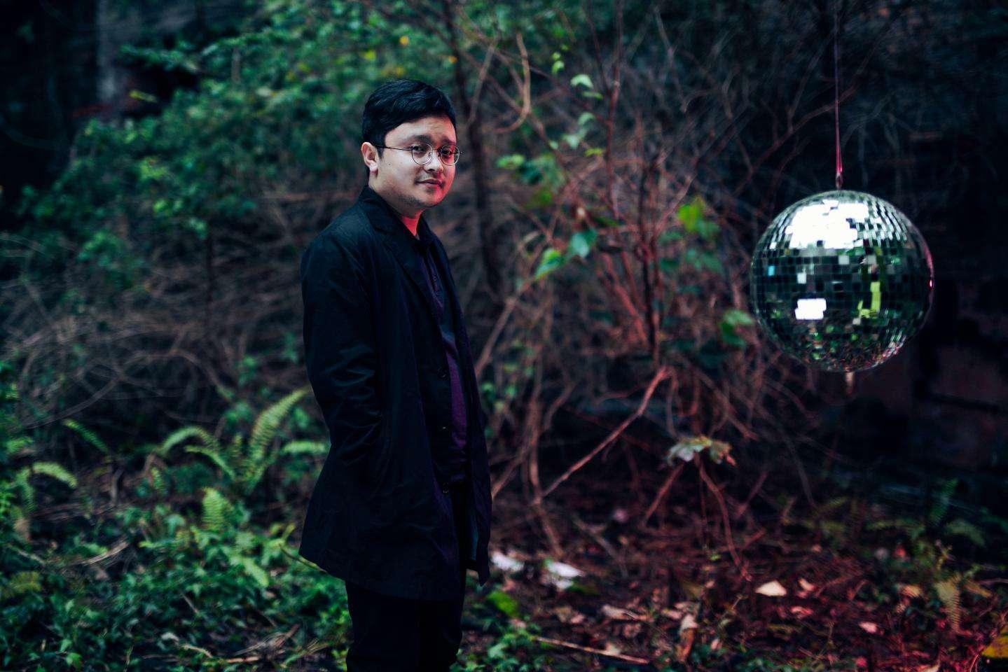 陈升家的阳台上,它本来应该老老实实挂在八十年代的舞厅中,然而有一个