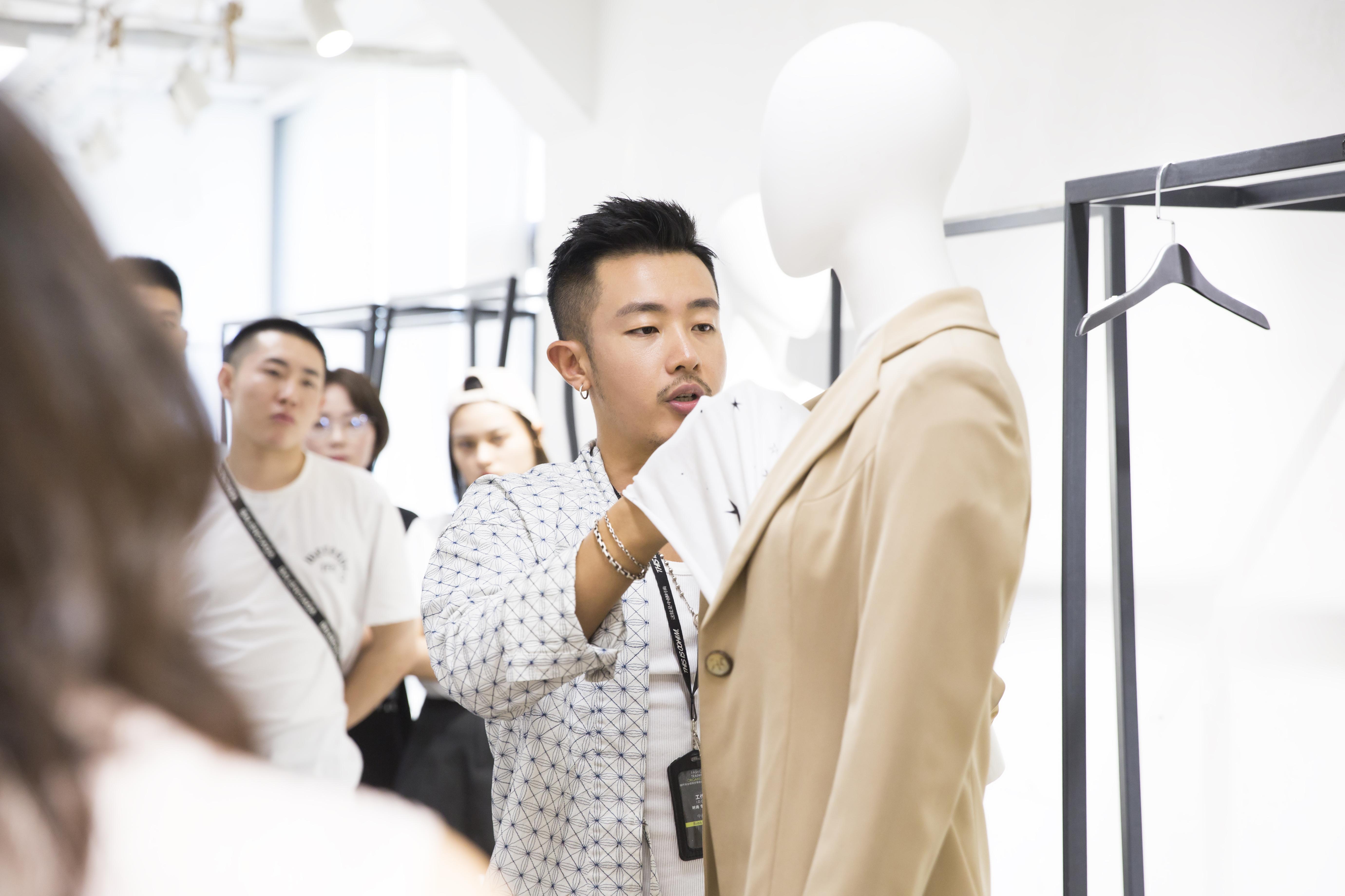 陈列师入门技术:如何给模特更换衣服?需要注意哪些问题?