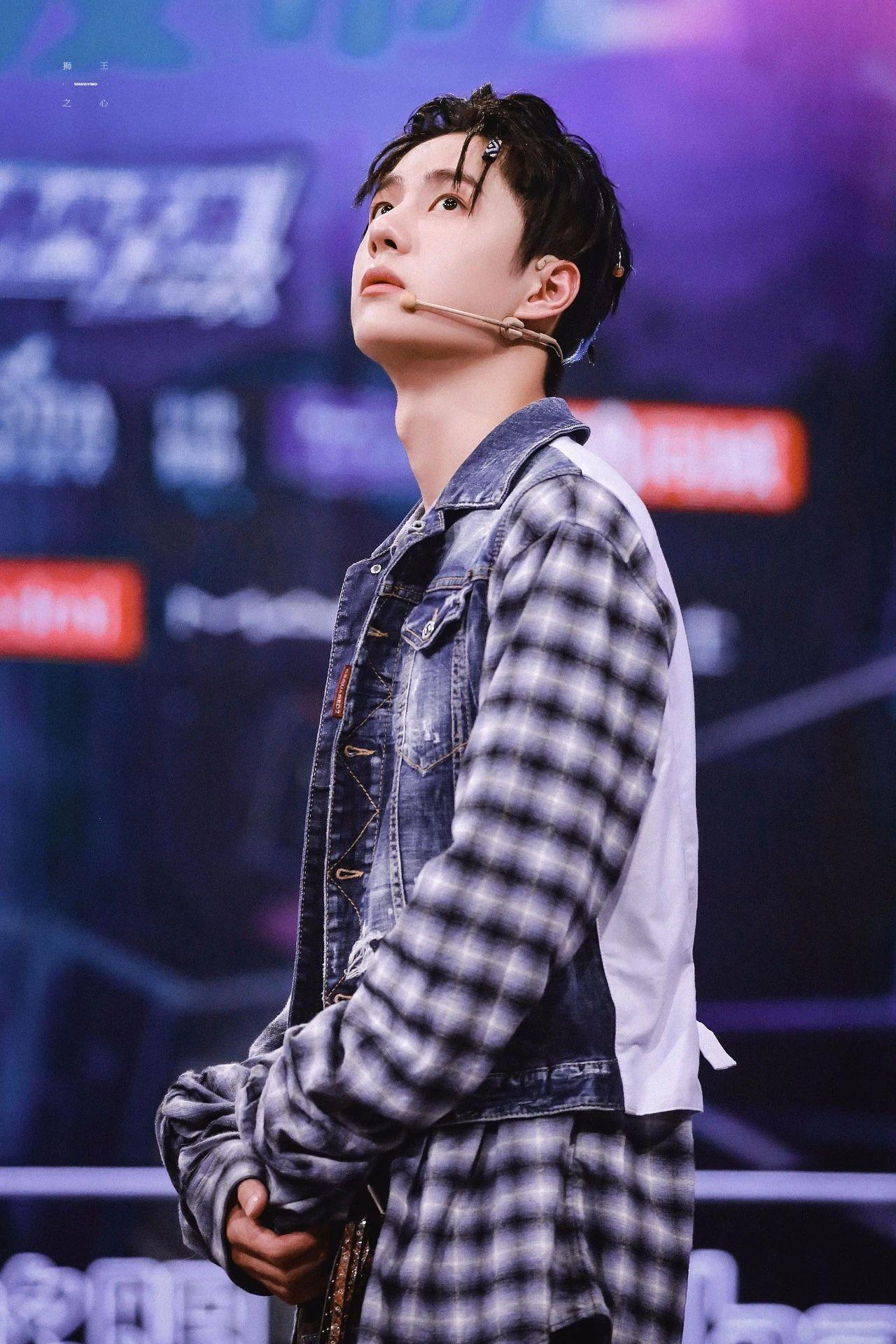 王一博街舞发布会壁纸送上蓝色格纹外搭牛仔夹克超酷超帅气