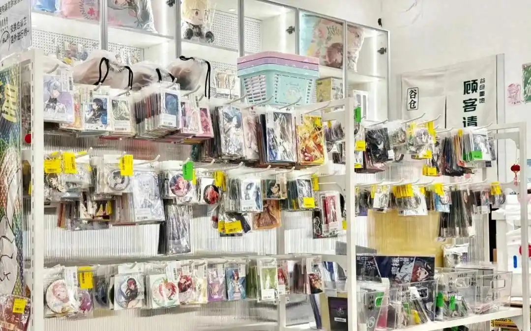 如今二次元圈子，谷子、吧唧、立牌是否越来越多逐渐排挤了手办的份额？