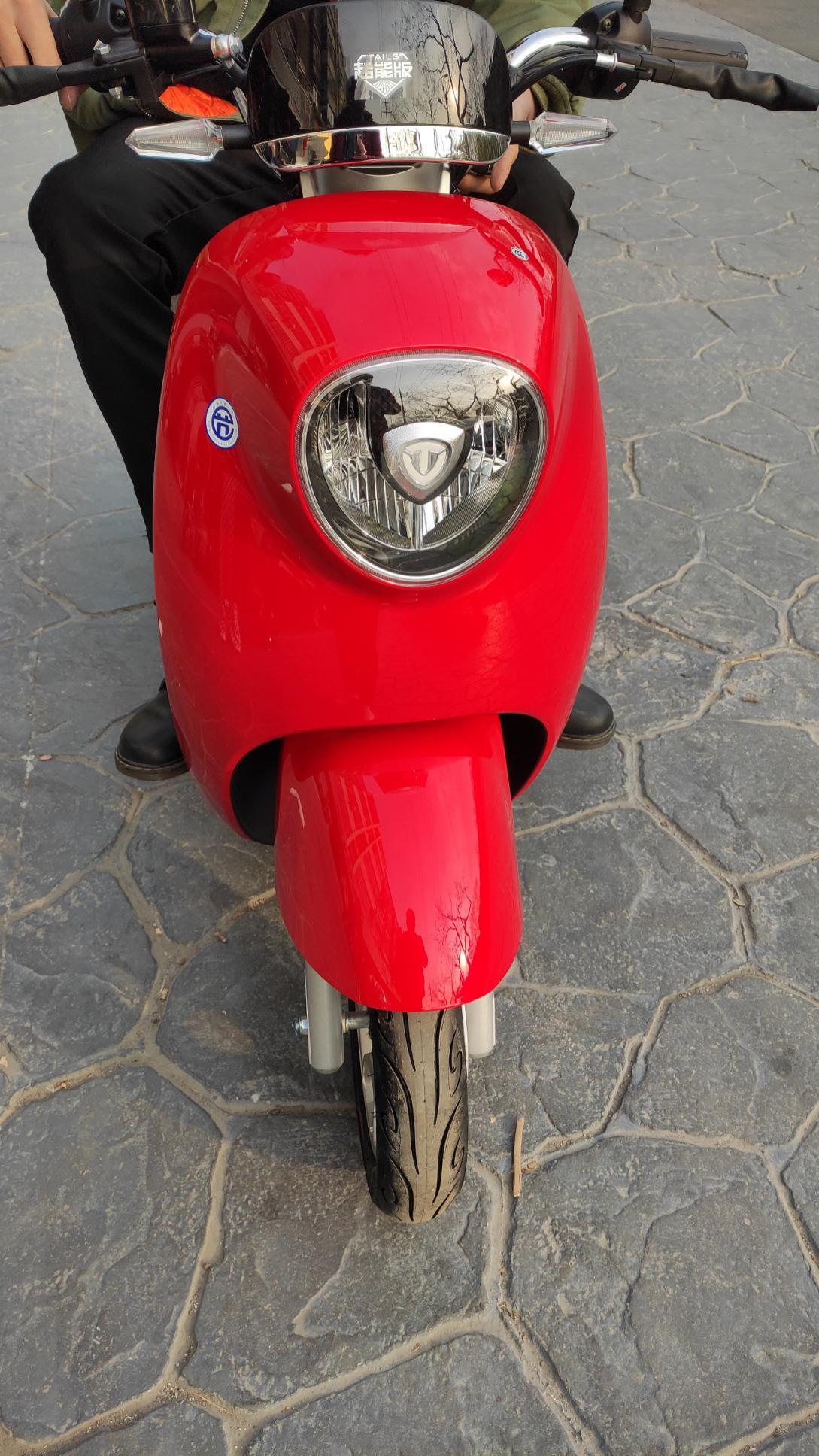 台铃n8超能版在外观上沿用了经典的踏板龟车设计,并在此基础上,配备