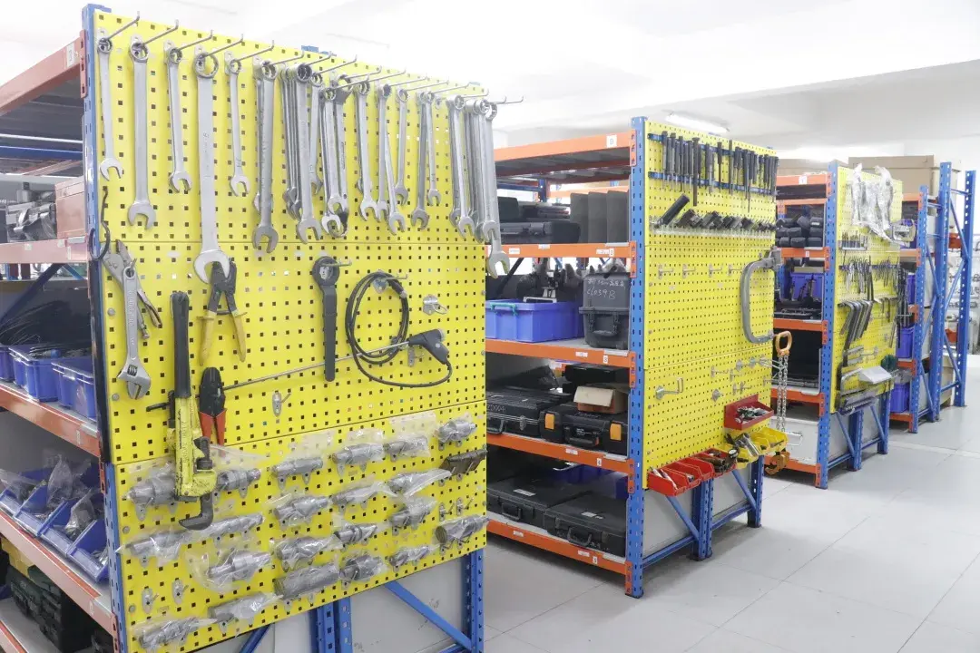 顺德的工具房与维修车间一路之隔.工具房的领用窗口虽小,品类很多.