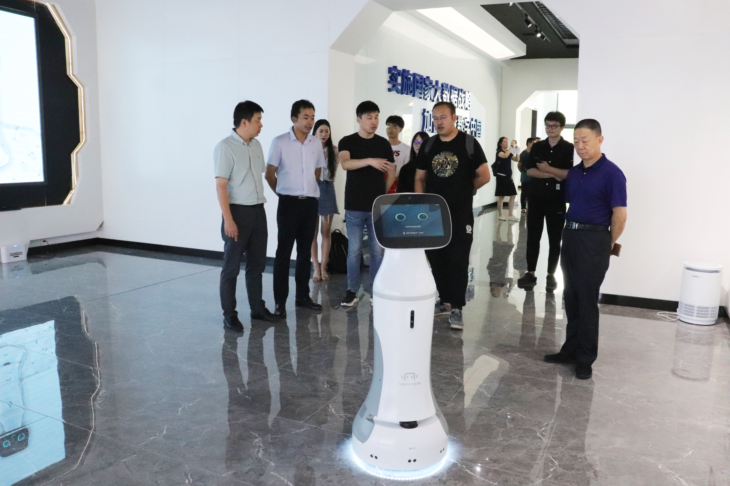 机器人讲解员上岗啦!buddy入驻大数据产业园,助力展馆智慧化升级