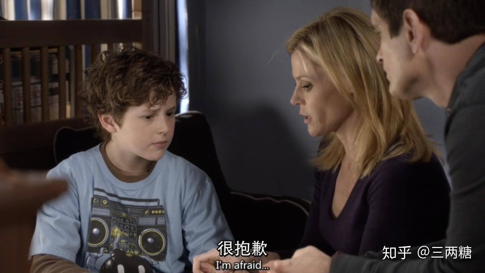 《摩登家庭》(modern family)中有哪些細思極恐的細節?