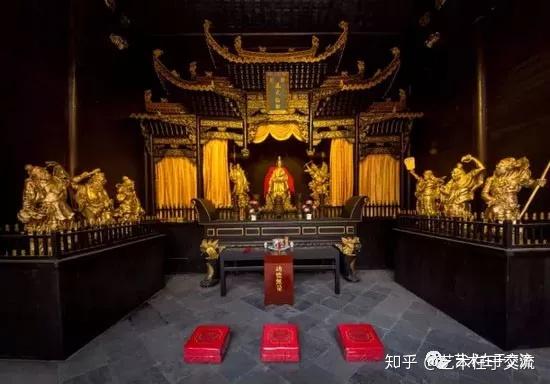 泥塑的东王菩萨硕大威武,庙里的鼓比大圆桌面还大.