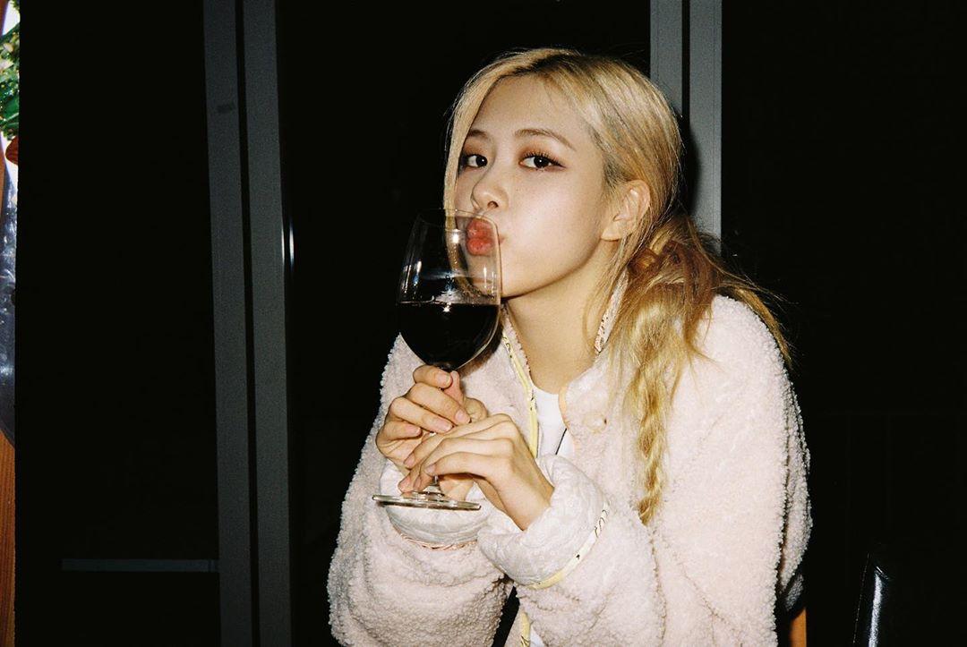 你手机相册里有哪些朴彩英rosie的照片