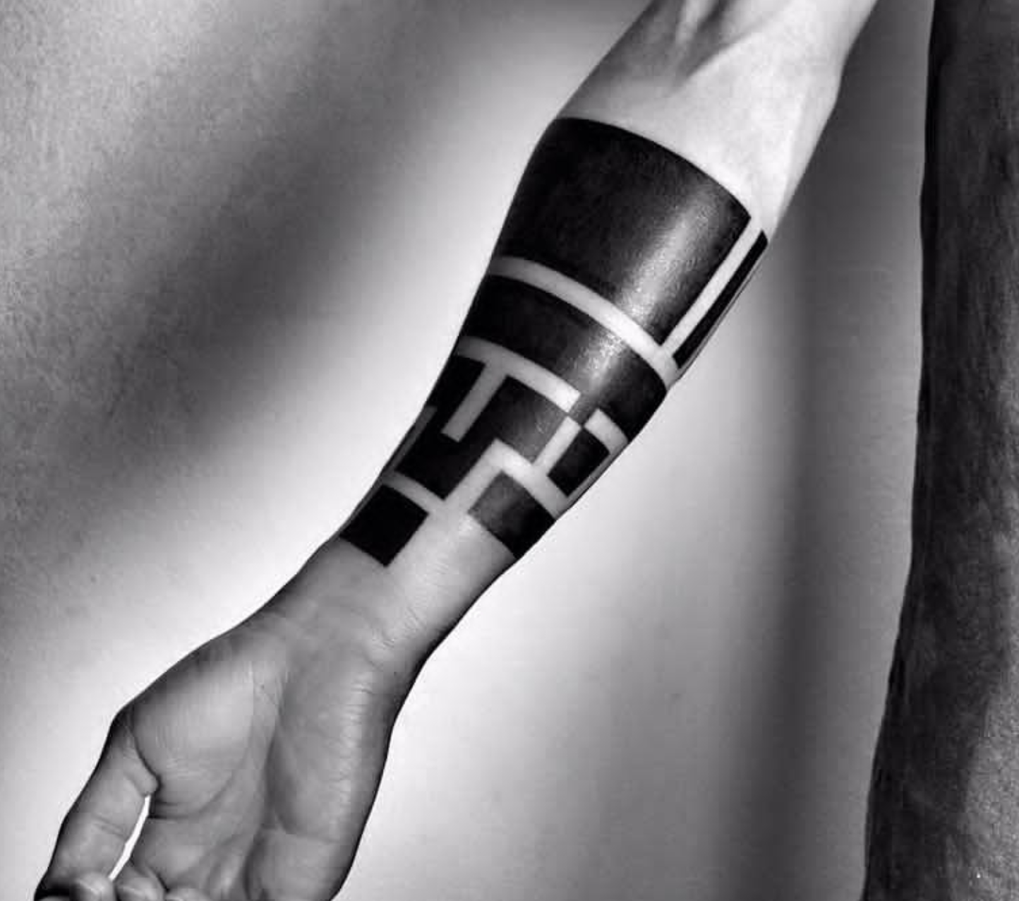 手臂黑灰牡丹纹身图案