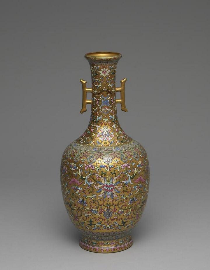 清乾隆景德镇官窑粉彩金地花卉纹戟耳瓶