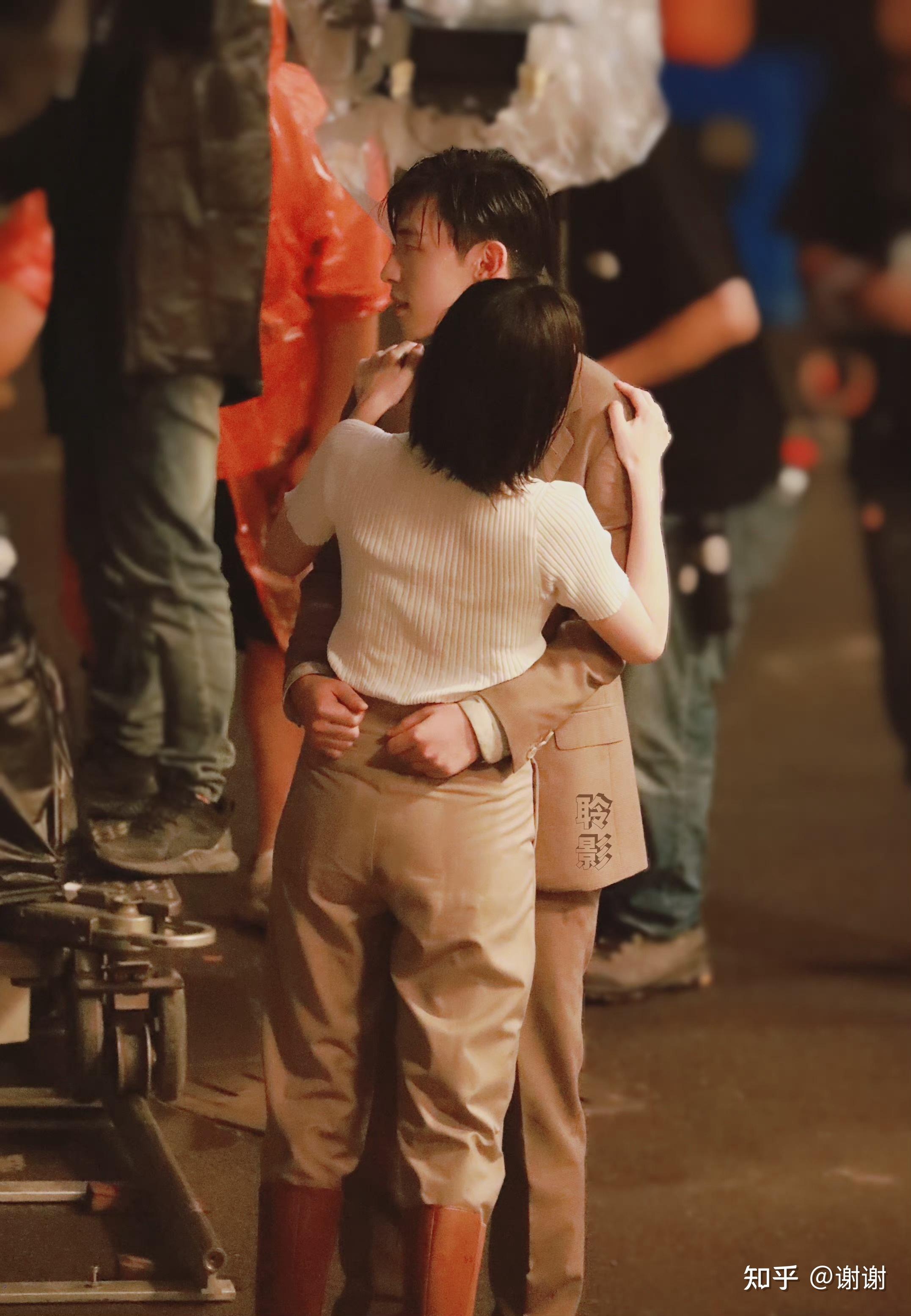 如何看待邓伦将景甜扛在肩上时他的绅士手? - 知乎