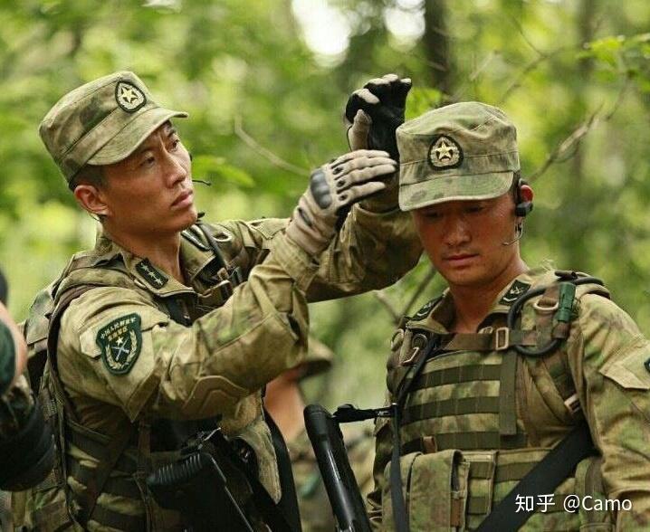 战狼一里面的战狼中队和红海行动里面的作战服分别是哪一款