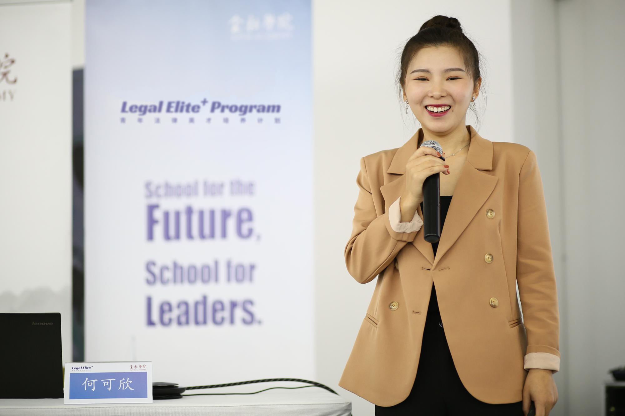 何可欣老师从4岁开始练体操到22岁退役,再到27岁成为大学讲师,时间