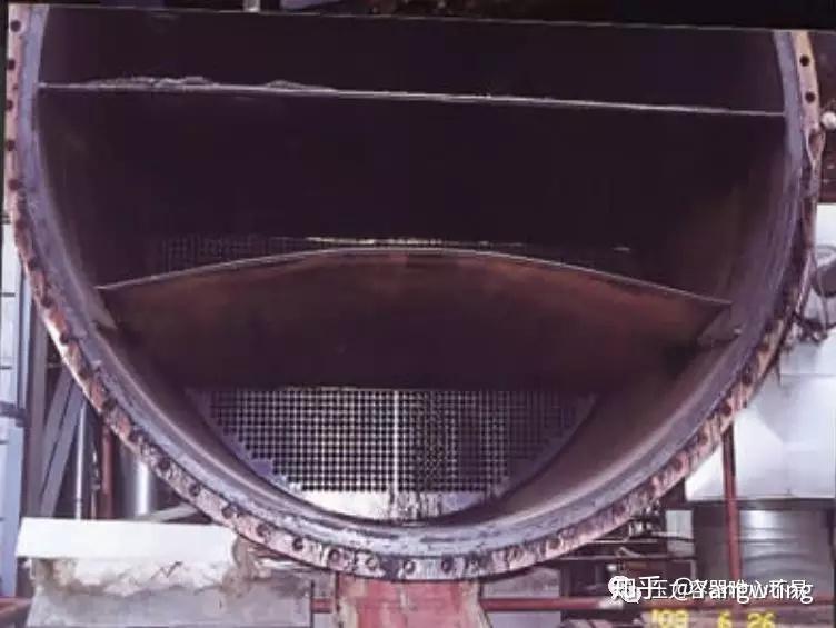 分程隔板边缘裂纹并拉伤复层比如:分程隔板翘曲从现场传来各种换热器