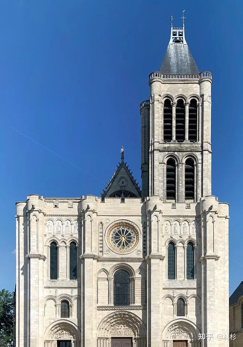 哥特式建筑的基本构件是尖拱或称尖拱券,尖券和肋架拱顶.