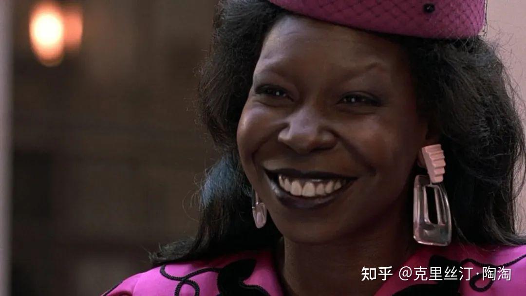 神婆一路上骂骂咧咧,不愿松手把支票给修女的这些镜头,给足了喜剧的点