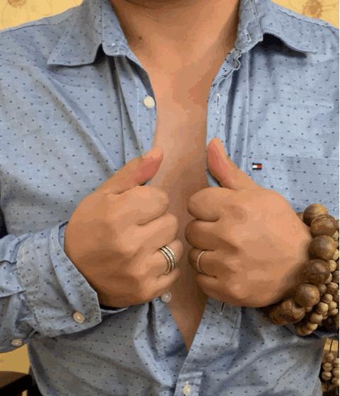 然后,录入指纹界面对准咪咪在我们的围观下,咆哥终于把"咪纹"录完了