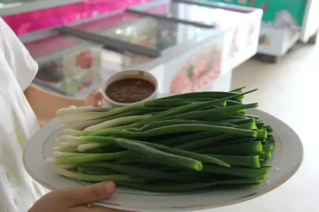 真没想到山东人才有的大葱蘸酱情结我也有