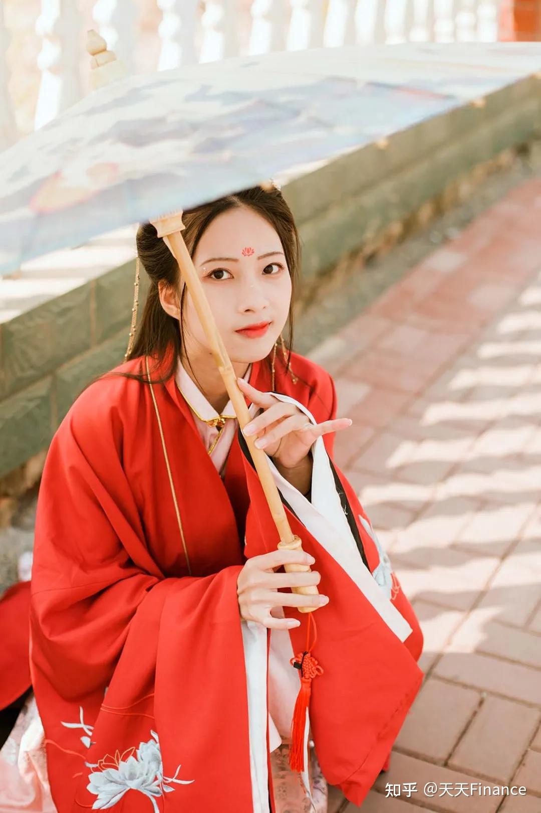 佳人一袭红装,双眸剪秋水,翩若惊鸿,婉若游龙,芙蓉不及美人妆,如梦如