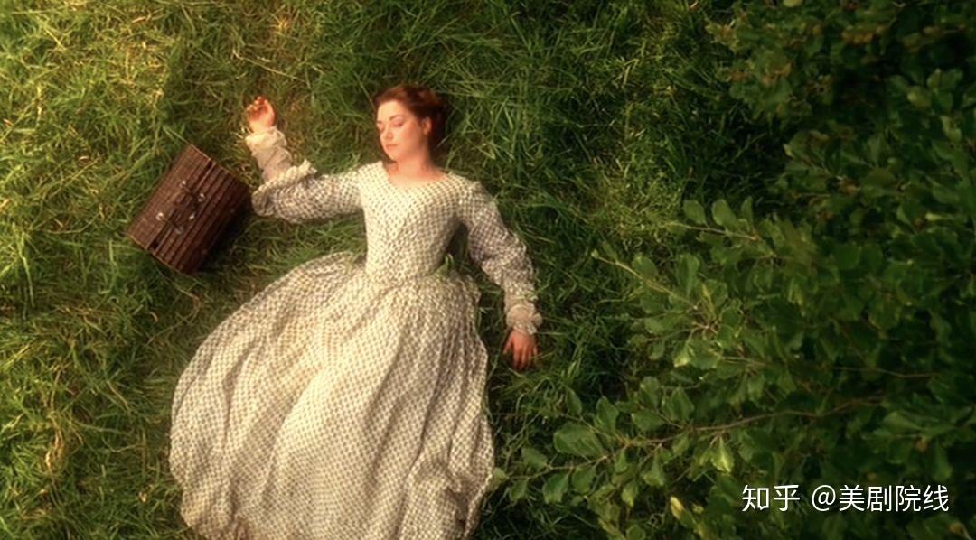 成长于英国南部田园风光中的女主,因为父亲辞去了工作的原因,她只好