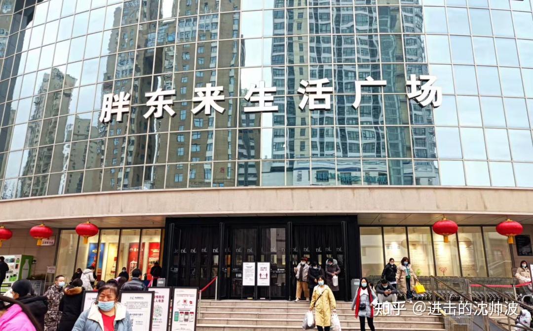 这个转变发生在2002年,胖东来生活广场开业,胖东来从糖烟酒超市转变为