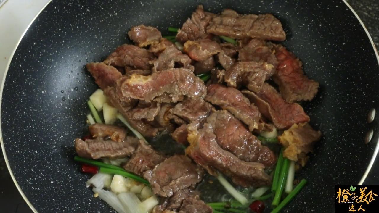 炒牛肉時別再用鹽和料酒醃製了教你一招牛肉不老不柴