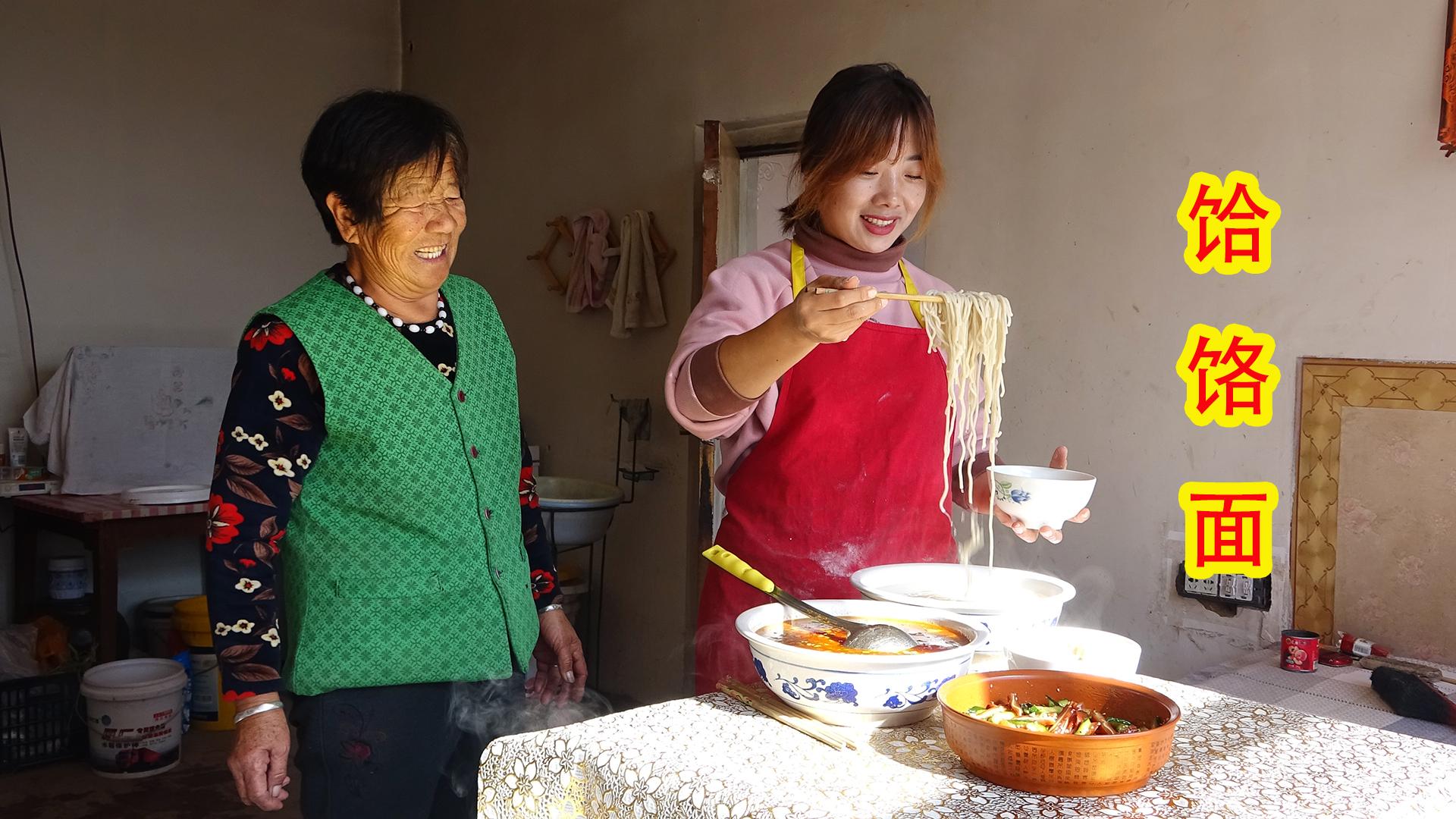 殺豬留了副豬腸霞姐做陝北特色蕎麵豬灌腸招待姑姑太香了