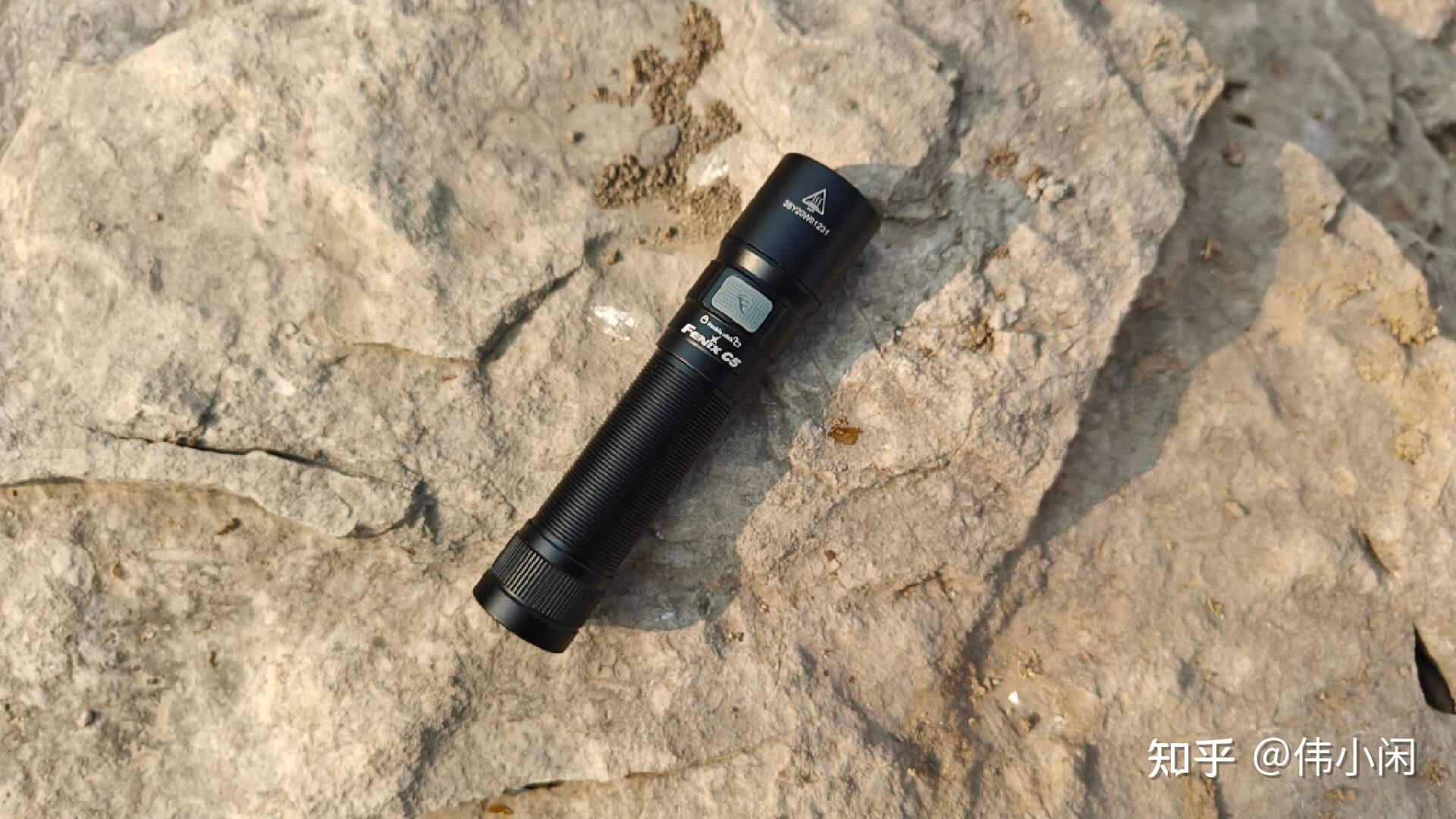 开箱陈列,可以看到c5的配置仍然全面,除手电,usb-c充电线等必需品外