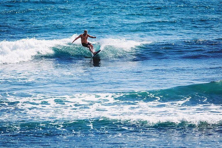 除了板,bodysurf仅用游泳抓浪.