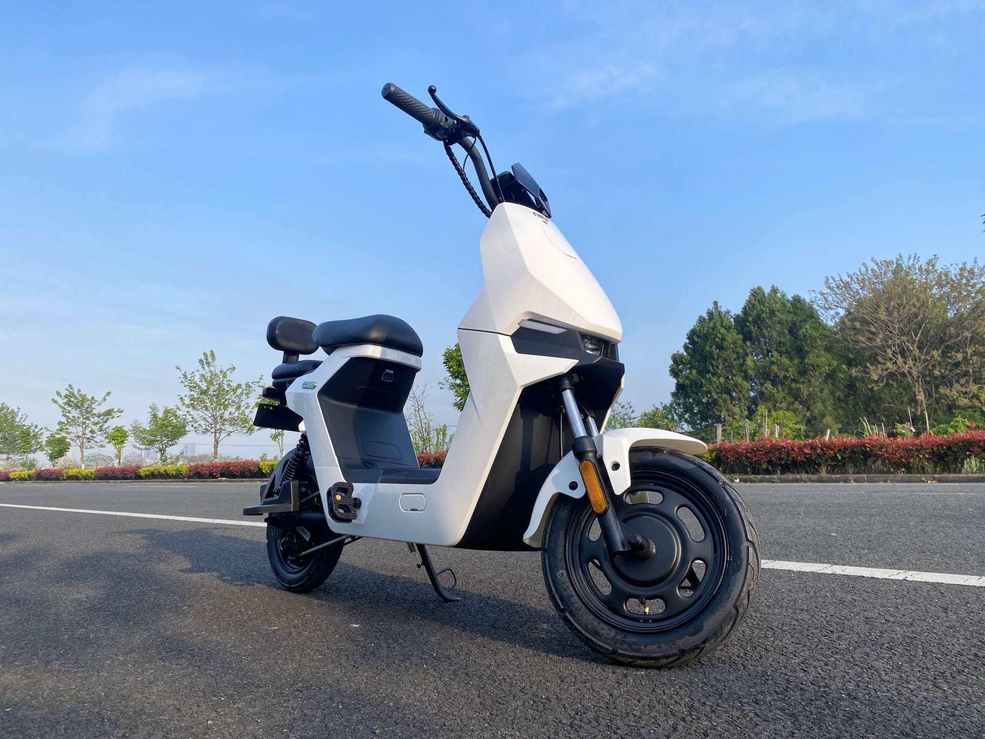 小牛电动 2021 年第四季度净利润同比下降 18.1% ,下降的原因是什么?