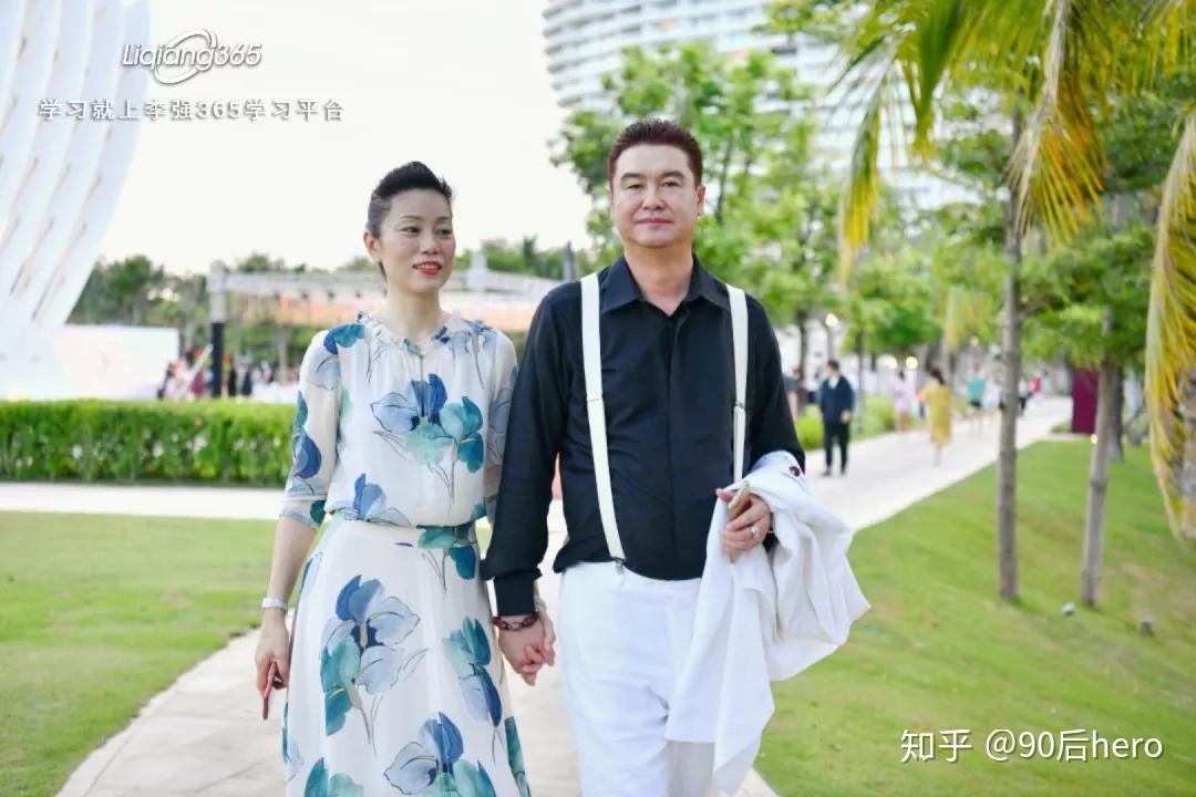 就在直播的前一天,李强老师与夫人张玉新老师刚从三亚赶最早的飞机