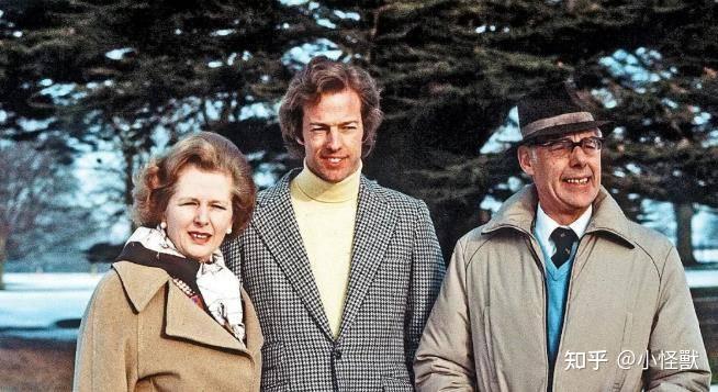 有了母亲的支持,马克更是肆无忌惮,他先是频繁跳槽,从没在一个公司待