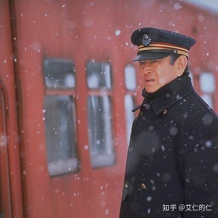 74电影的片头一位身穿铁道员制服的乙松先生在飘飘小雪中等待火车的