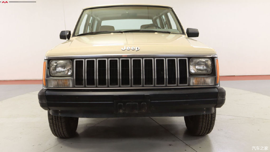 今天我们要鉴赏的并不是一台古董车,但也是一台拥有35年历史的老爷车