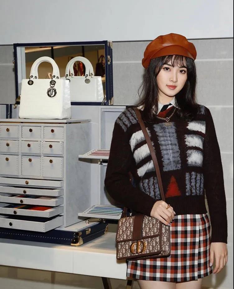 任正非小女孩叫什么名(华为二公主任正非小女儿姚安娜)插图(1)