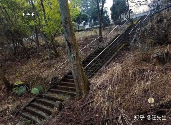 阎锡山墓地实拍照临终遗愿未能实现墓碑面朝山西遥望故地