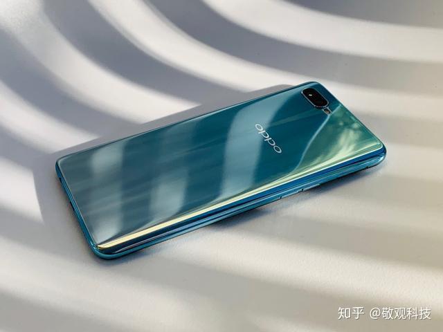 oppo r15x拥有时尚的外观设计,在配色上拥有星云渐变和冰萃银两种颜色