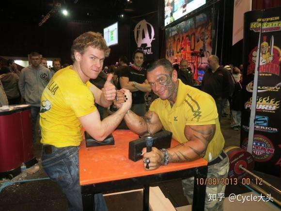 小李说:"人的天赋与基因是与生俱来的,健美要有天赋,要鹤立鸡群,没有