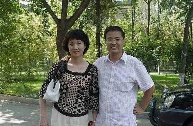 央视主播李修平,二婚嫁大10岁丈夫,59岁没孩子