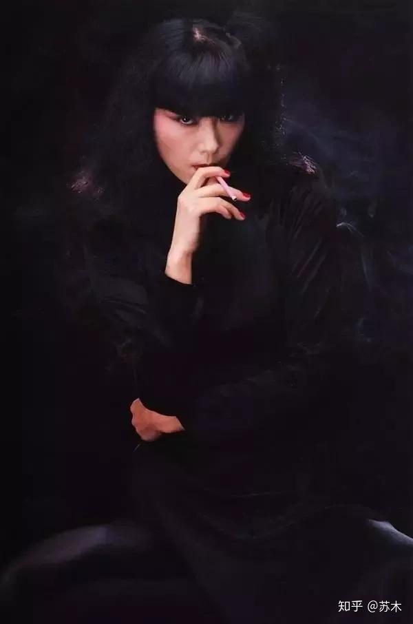 在日本 什么样的女生算是美女 知乎 苏木 19 04 22 她是最摄人心魄的东瀛美人 妖娆又神秘 灵魂却是个少女 山口小夜子可能了解的人比较少 她是早期的世界超模之一 是高田贤三先生的灵感缪斯 也是资生堂广告中 难以忘记的时代面孔 现在的