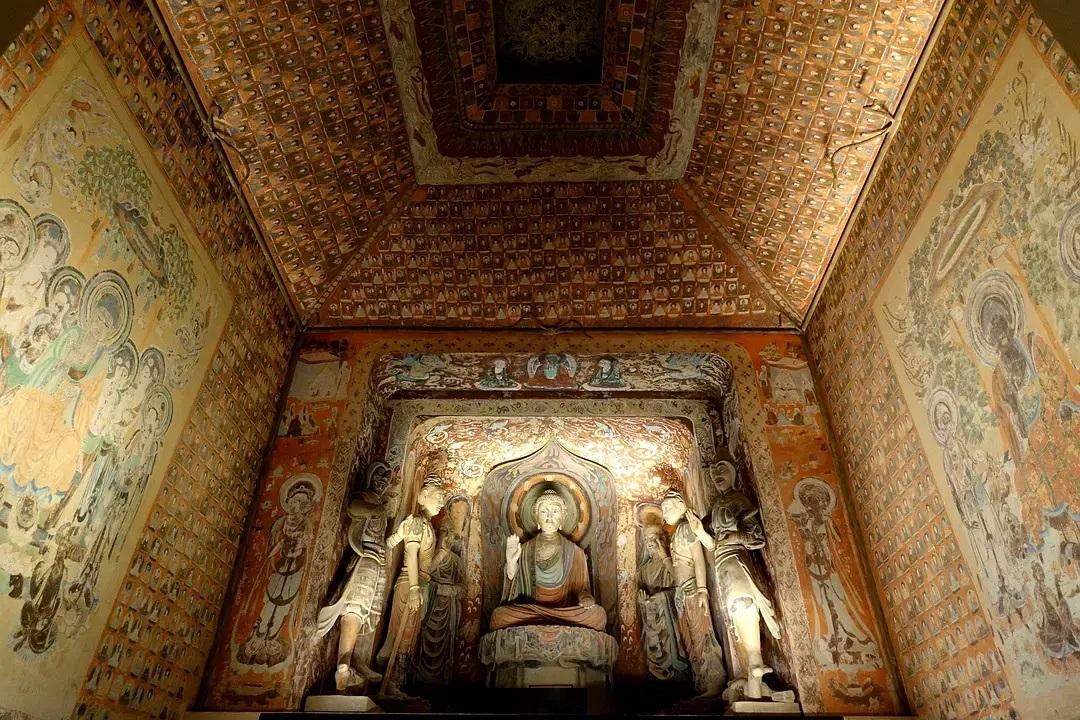 神游千年大美敦煌初唐322窟西龛彩塑配壁画飞天热烈南北壁千佛簇拥