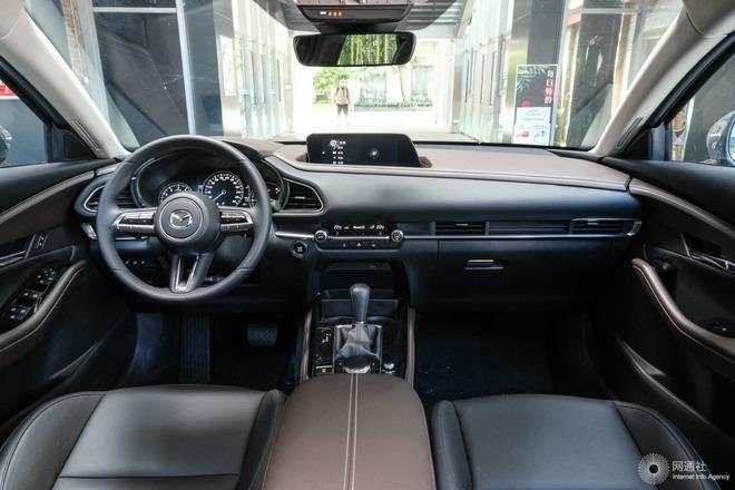 内饰方面,cx-30的整体布局与次世代马自达3昂克赛拉十分相似,以驾驶者
