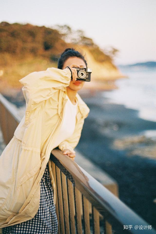 女生日常拍美照,推荐7个不看镜头的姿势,慵懒随性也好看 - 知乎